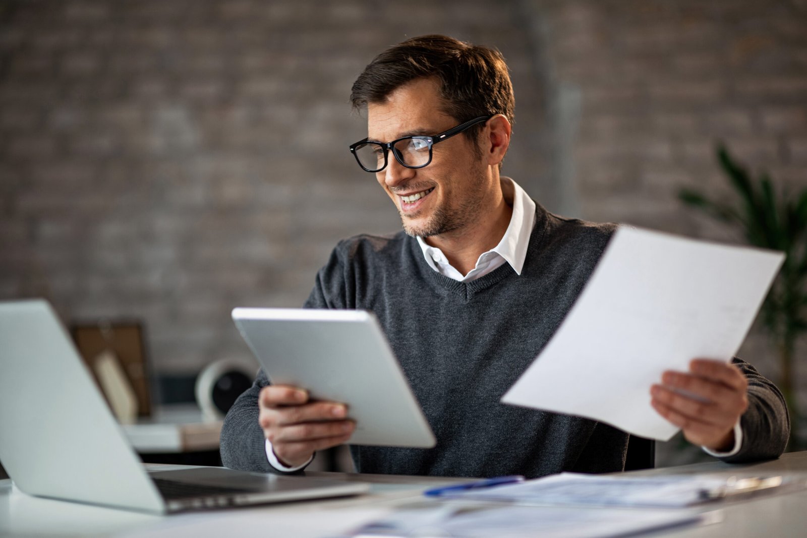 Empreendedor analisando relatórios com apoio contábil
